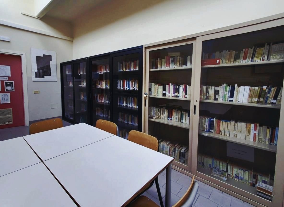 Scaffali della biblioteca